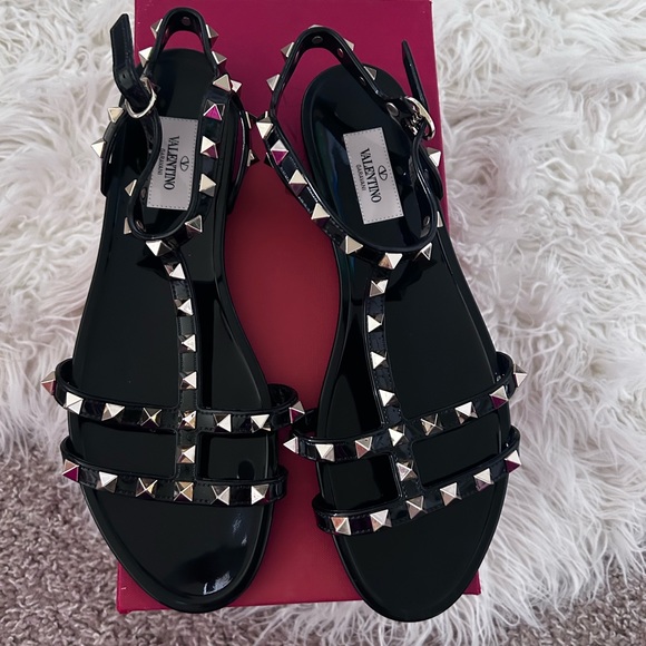 I am Selling My Valentino Sandals (Black&Gold)
Slightly Wore (9)
$190-200 - Picture 3 of 5